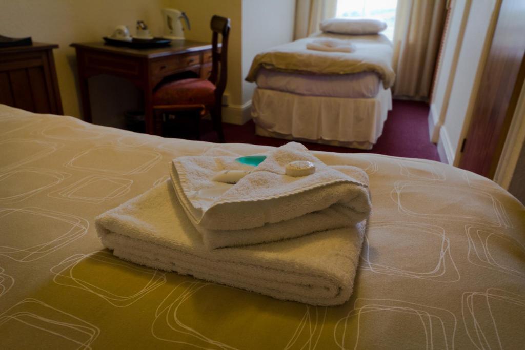 The Angel Hotel Хелстон Экстерьер фото